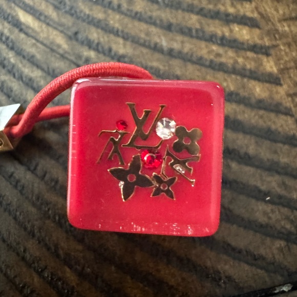 Louis Vuitton
Monogram Inclusion Hair Cubes - Picture 5 of 8